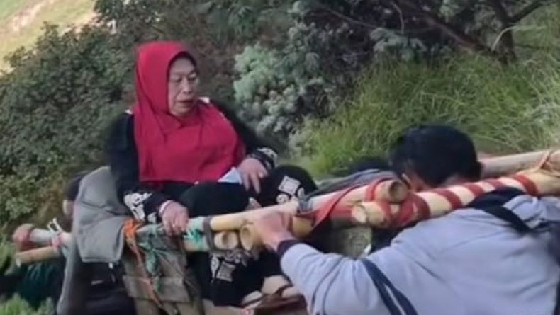 Berlebaran di Rumah, Mbok Yem Ditandu Turun dari Puncak Gunung Lawu 