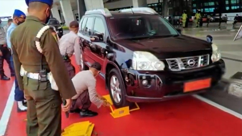 Mobil Ditindak Parkir Sembarangan di Bandara Soetta, Pelat Dinas TNI hingga RFK