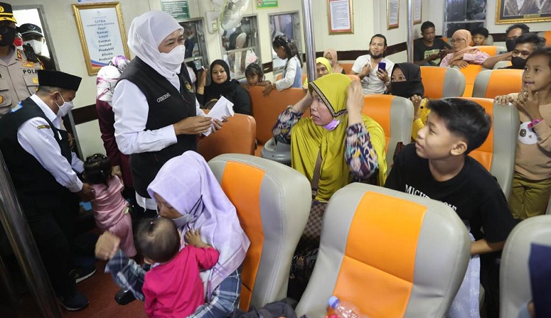 Tinjau Arus Mudik di Pelabuhan Jangkar Situbondo, Khofifah: Semoga Lancar dan Selamat 