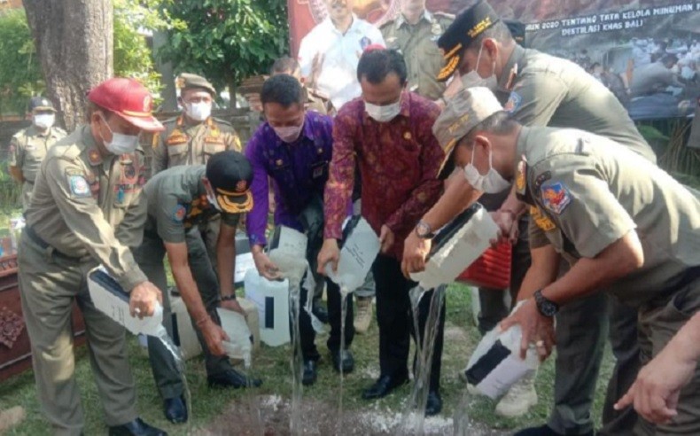 Hasil Penyitaan, 485 Liter Arak Gula Pasir di Bali Dimusnahkan