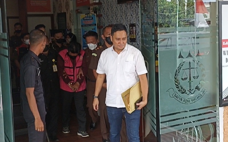 Terima Suap Rp350 Juta, Eks Anggota KPU Prabumulih Tertunduk Malu Diborgol Jaksa