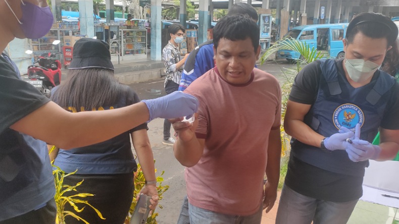 Demi Keselamatan Mudik, Sopir Bus Terminal Malalayang Manado Dites Urine