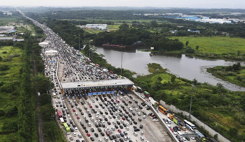 Penampakan dari Udara Macet Panjang di Gerbang Tol Cikampek Utama - Bagian 2
