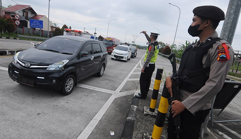 Polisi Bersenjata Lengkap Siaga di Exit Tol Salatiga - Bagian 2