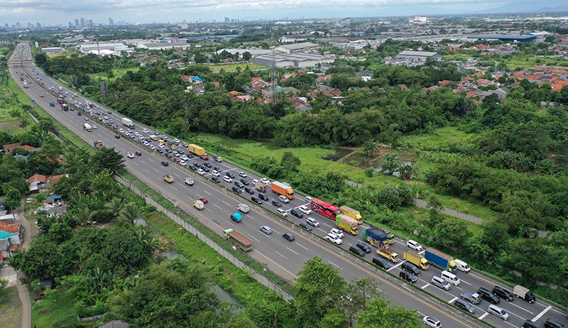 Foto Udara Kemacetan Panjang di Tol Cikupa Menuju Pelabuhan Merak - Bagian 1