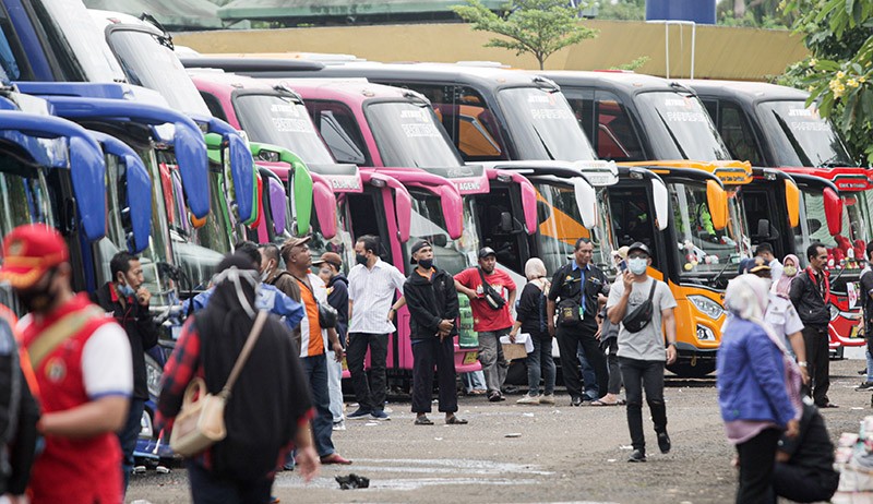 Ganjar Pranowo Lepas 126 Bus Mudik Gratis ke Jawa Tengah - Bagian 3