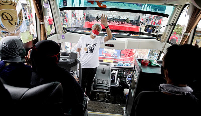Ganjar Pranowo Lepas 126 Bus Mudik Gratis ke Jawa Tengah - Bagian 1