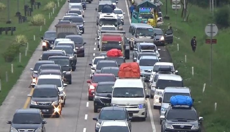 title Lalu Lintas di Tol Cipali Semakin Padat, Jarak Antarkendaraan 1 Meter Lalu Lintas di Tol Cipali Semakin Padat, Jarak Antarkendaraan 1 Meter