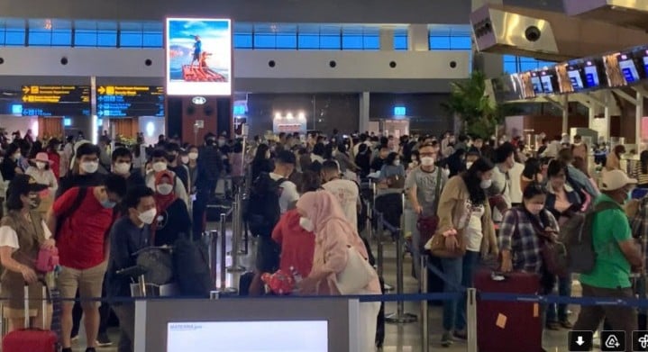 Puncak Mudik Diprediksi Mulai Hari Ini, Penumpang Di Bandara Soekarno ...