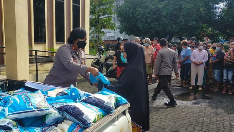Berbagi Berkah di Bulan Ramadan, Polsek Maesa Berikan 260 Kantong Beras untuk Warga
