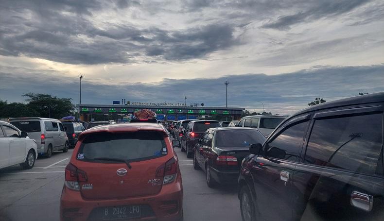  Jalan Tol Jakarta-Cikampek Macet Parah, Laju Kendaraan Pemudik Terhenti 30 Menit