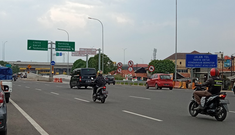 H-4 Lebaran, Arus Kendaraan Keluar Gerbang Tol Cileunyi Lancar  