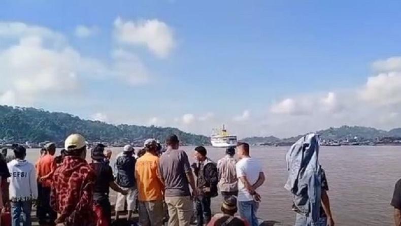 title Ratusan Penumpang Tertinggal Kapal di Pelabuhan Samarinda, Panik Tak Bisa Mudik Ratusan Penumpang Tertinggal Kapal di Pelabuhan Samarinda, Panik Tak Bisa Mudik
