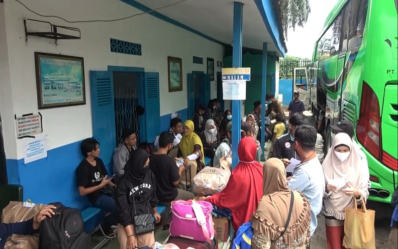 Pemudik Serbu Pool Bus di Palembang, Tiket Melambung hingga 50 Persen 