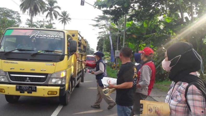 Para Petani di Temanggung Gelar Sedekah Kopi untuk Pemudik yang Melintas