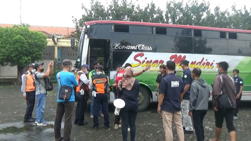 Petugas Gabungan Periksa Urine Sopir dan Kernet Angkutan Lebaran di Tuban 