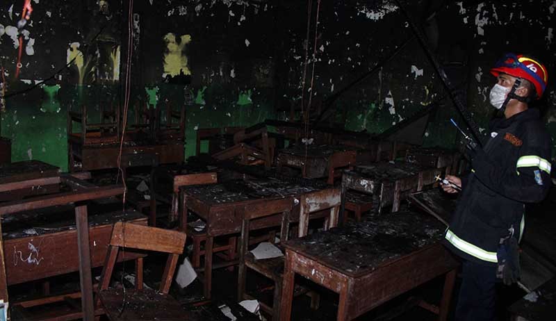 Kebakaran SD Islam Al Falah Surabaya, 19 Mobil Pemadam Dikerahkan - Bagian 1