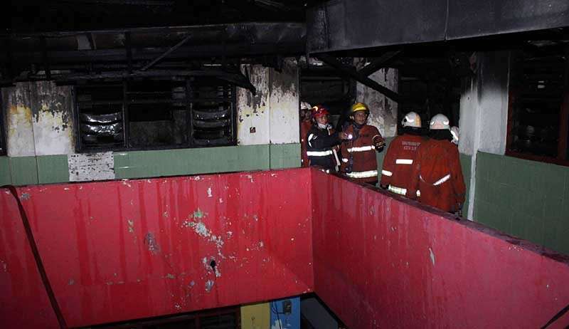 Kebakaran SD Islam Al Falah Surabaya, 19 Mobil Pemadam Dikerahkan - Bagian 2