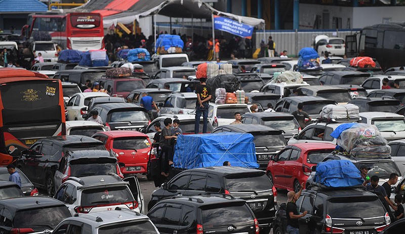 Puncak Arus Mudik Pelabuhan Merak Hari Ini, Kemacetan Hingga 10 ...