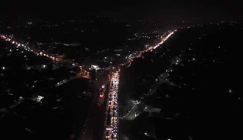 Simpang Jomin Karawang Padat H-3 Lebaran, Kemacetan Tak Terhindarkan - Bagian 2