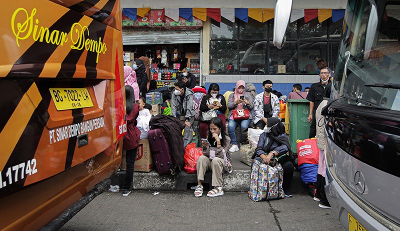 Terminal Kampung Rambutan Dipadati Pemudik pada H-3 Lebaran - Bagian 3
