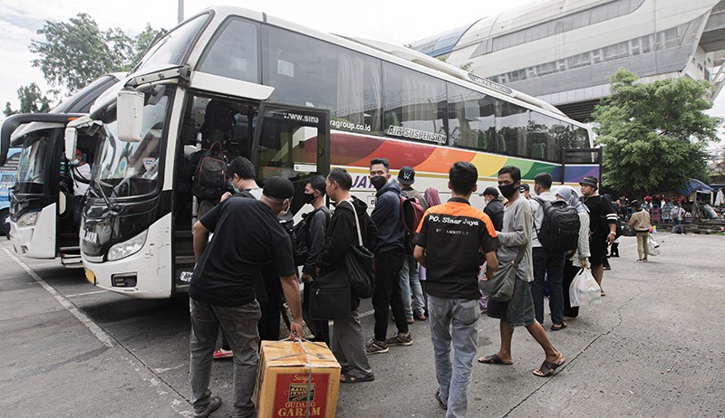 Terminal Kampung Rambutan Dipadati Pemudik pada H-3 Lebaran - Bagian 4