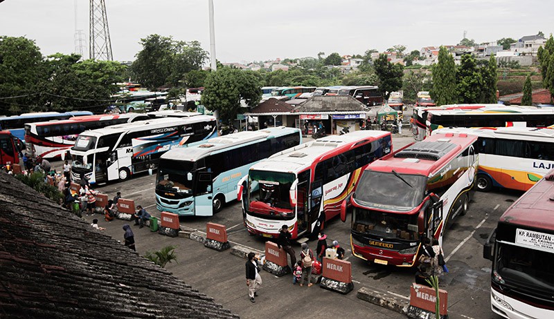 Terminal Kampung Rambutan Dipadati Pemudik pada H-3 Lebaran - Bagian 2