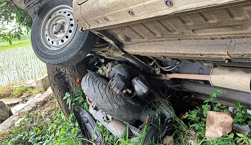Mobil Tabrak Motor Pemudik hingga Tersangkut Pohon di Jalur Pantura - Bagian 4