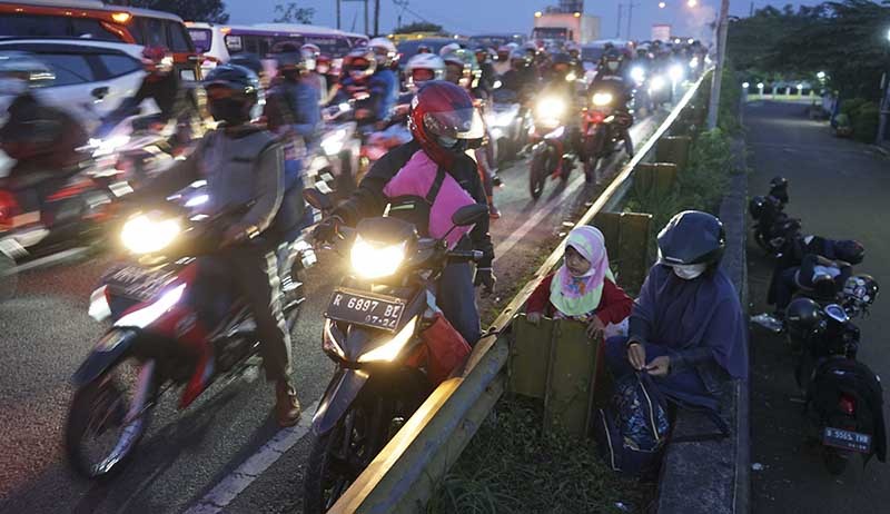 Potret Pemudik Sepeda Motor Melebihi Kapasitas Nekat Membawa Anak Kecil - Bagian 4