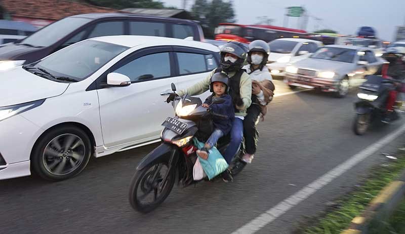 Potret Pemudik Sepeda Motor Melebihi Kapasitas Nekat Membawa Anak Kecil - Bagian 5