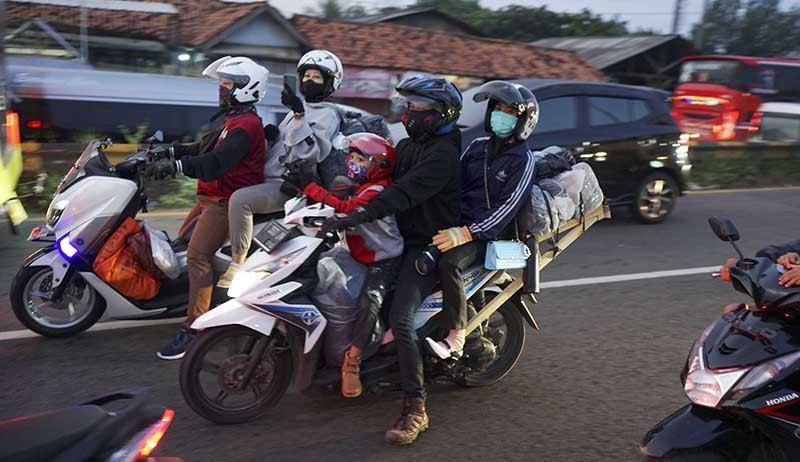Potret Pemudik Sepeda Motor Melebihi Kapasitas Nekat Membawa Anak Kecil - Bagian 1