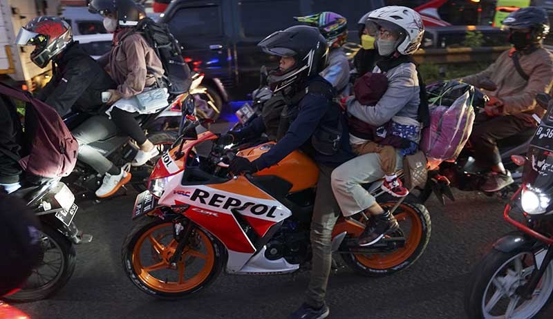 Potret Pemudik Sepeda Motor Melebihi Kapasitas Nekat Membawa Anak Kecil - Bagian 2