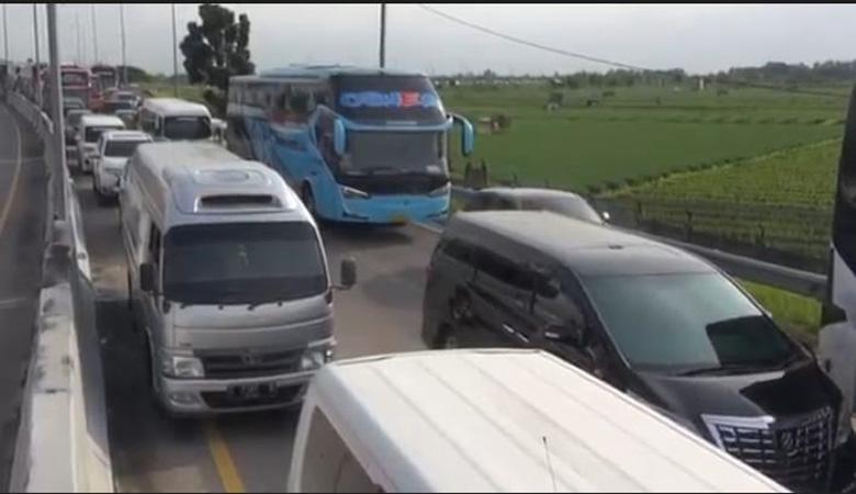 H-3 Lebaran, Antrean Kendaraan Pemudik Mengular di Pintu Keluar Tol Pejagan