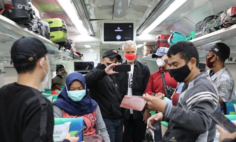 Penampakan Ganjar dan Istri Mudik Naik Kereta Kelas Ekonomi, Disambut Hangat Pemudik 
