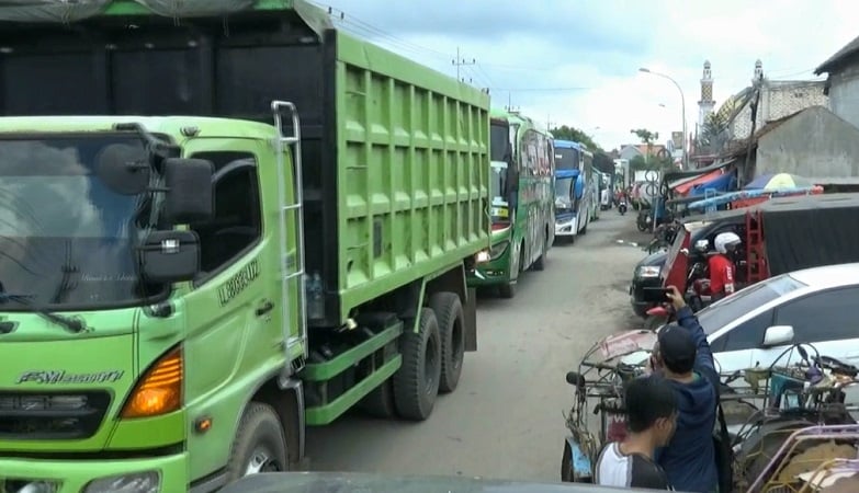 Banyak Titik Macet Imbas Pasar Tumpah di Jalur Mudik Pantura Tuban, Ini Daftarnya