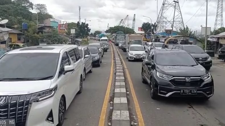 title Polisi Terapkan Contra Flow Selepas GT Merak, Arah Pelabuhan Masih Macet Panjang Polisi Terapkan Contra Flow Selepas GT Merak, Arah Pelabuhan Masih Macet Panjang