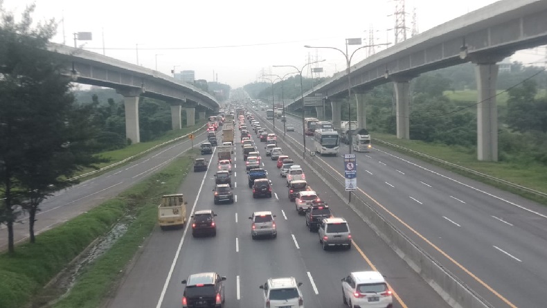 Arus Mudik di Tol Cikampek Mulai Padat, Puncaknya Diprediksi Malam Ini