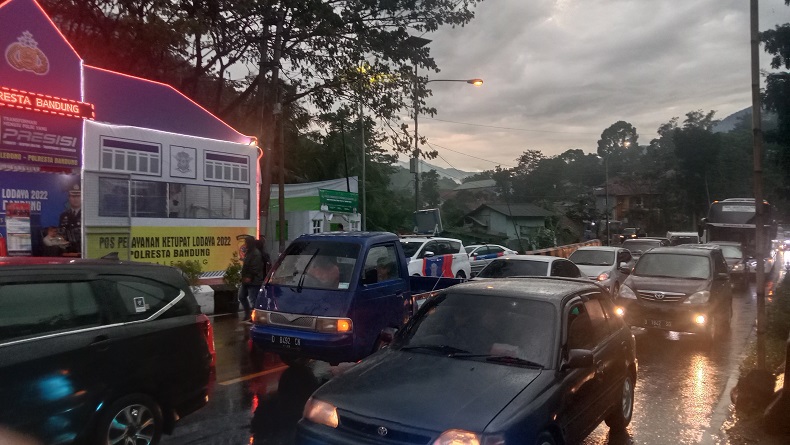 Nagreg Padat, Ribuan Kendaraan Pemudik Merayap hingga Limbangan