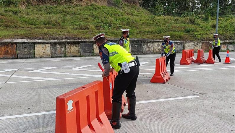 title One Way Diberlakukan, Polisi Tutup 3 Exit Tol di Kendal dengan Memasang Barikade One Way Diberlakukan, Polisi Tutup 3 Exit Tol di Kendal dengan Memasang Barikade