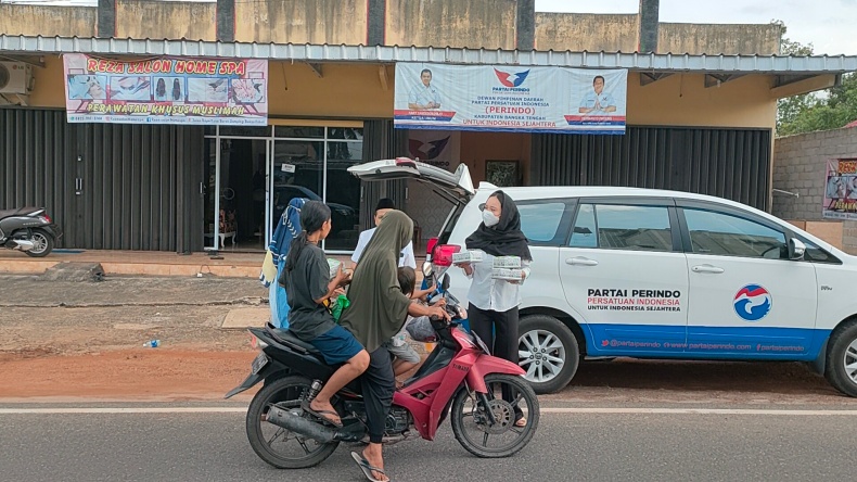 Ringankan Beban Warga, Perindo Bangka Tengah Bagikan Takjil ke Masyarakat Koba 