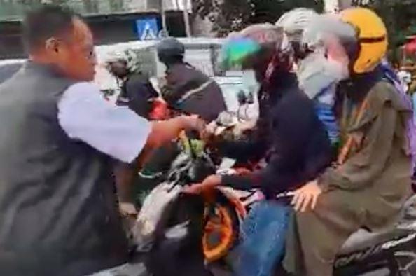 DPD Perindo Kota Serang Bagikan Takjil ke Pemudik Menuju Pelabuhan Merak