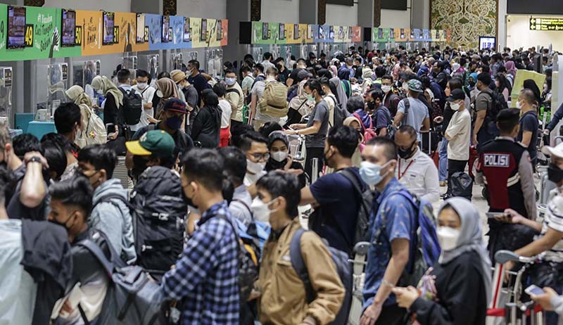 Penumpang Pesawat Membeludak, Puncak Arus Mudik via Udara di Bandara Soetta Hari Ini  - Bagian 1