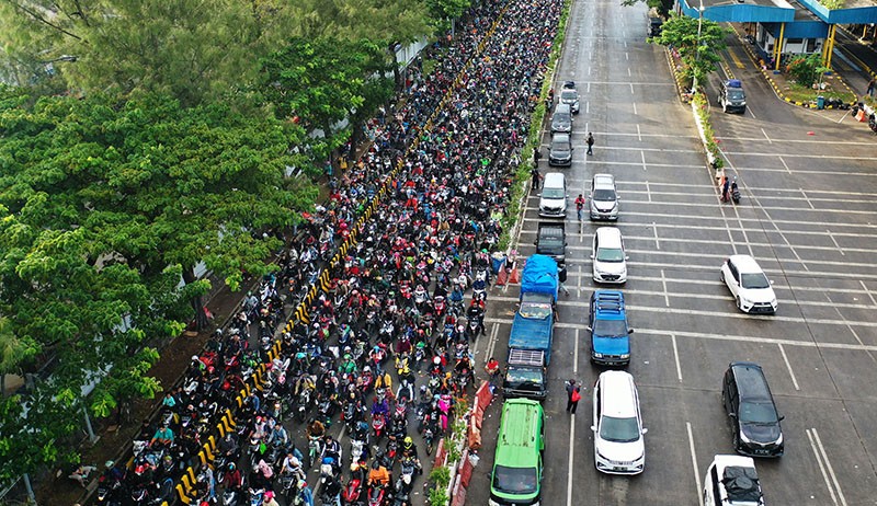 Penampakan Puluhan Ribu Sepeda Motor Masuk Pelabuhan Merak - Bagian 4