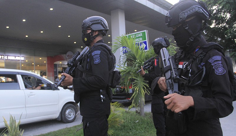 Brimob Polda NTT Patroli di Pusat Perbelanjaan Jelang Hari Raya Idul Fitri - Bagian 2