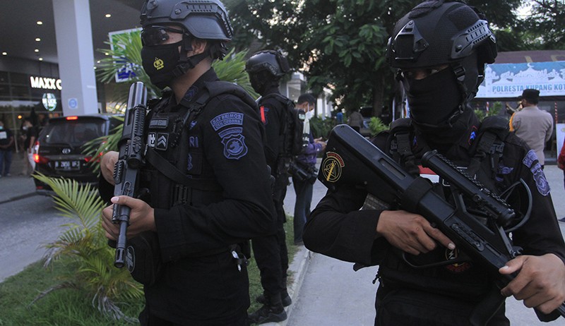Brimob Polda NTT Patroli di Pusat Perbelanjaan Jelang Hari Raya Idul Fitri - Bagian 1