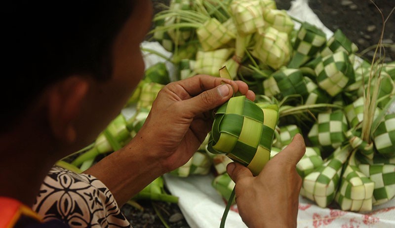 Pedagang Kulit Ketupat Banjir Orderan Jelang Lebaran - Bagian 2