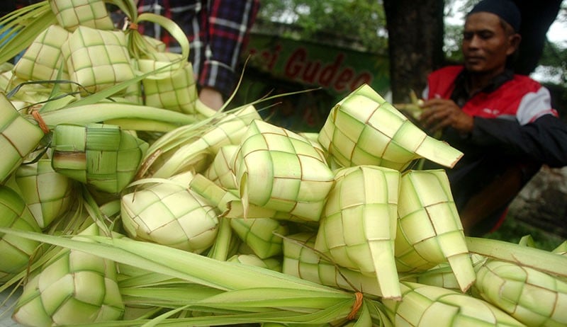 Pedagang Kulit Ketupat Banjir Orderan Jelang Lebaran - Bagian 1