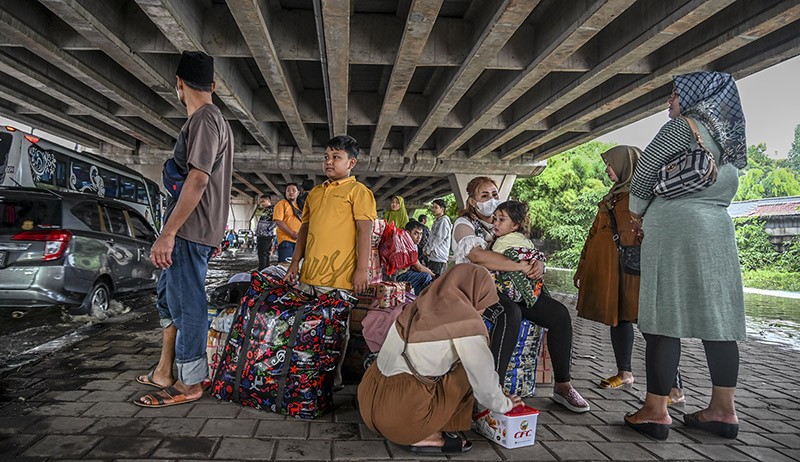 Gegara Banjir, Pemudik Terlantar di Jalan Akses Tol Cibitung - Bagian 3