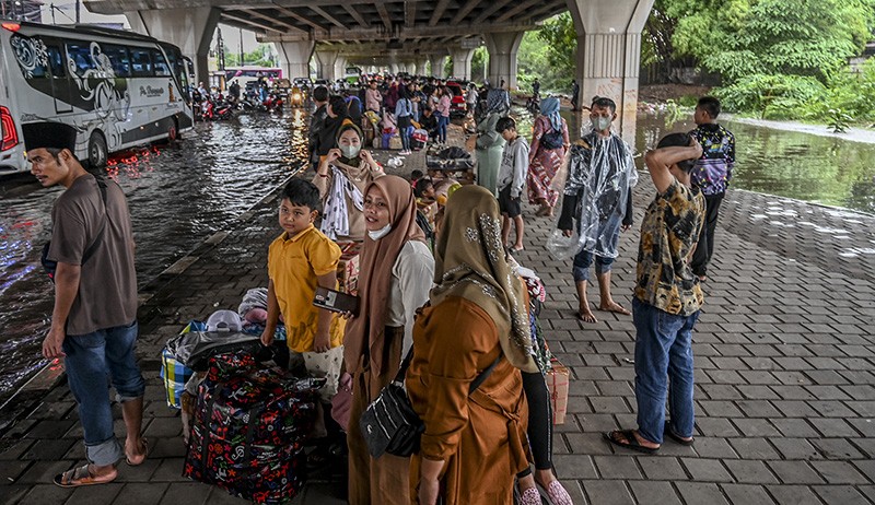Gegara Banjir, Pemudik Terlantar di Jalan Akses Tol Cibitung - Bagian 1