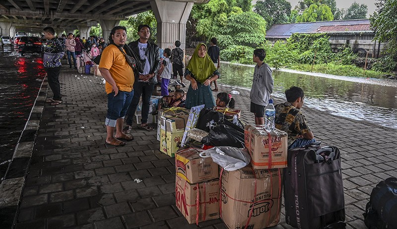 Gegara Banjir, Pemudik Terlantar di Jalan Akses Tol Cibitung - Bagian 2